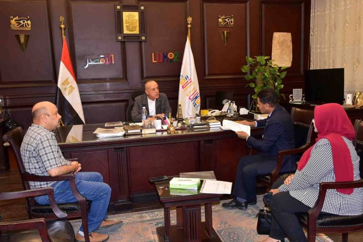 عمارة يبحث مع أبو العطا رفع كفاءة 15 وحدات صحية بمحافظة الأقصر