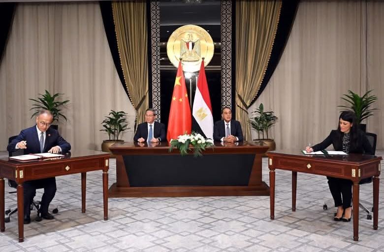 مدبولي ونظيره الصيني يشهدان مراسم توقيع مجموعة وثائق لتعزيز التعاون المشترك
