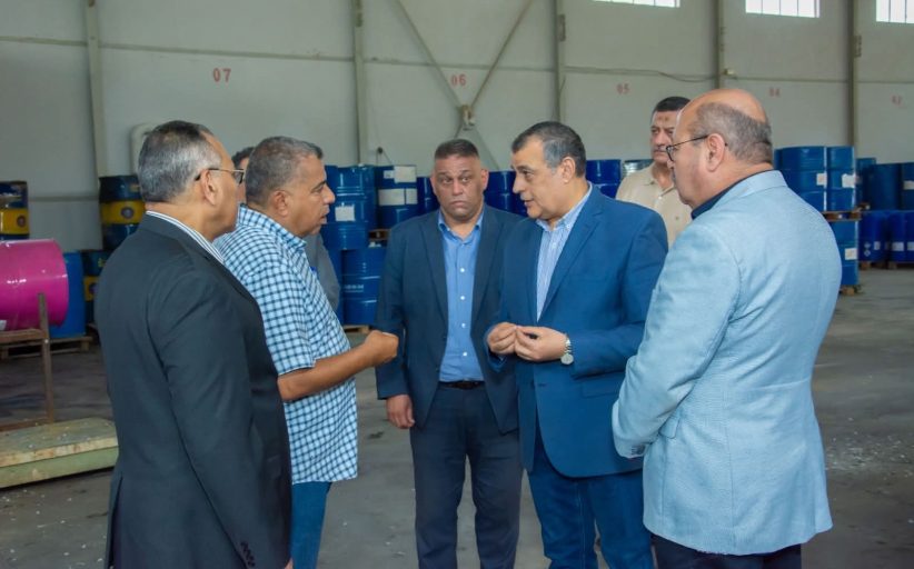 وزير الدولة يتفقد خطوط الإنتاج بشركة هليوبوليس للصناعات الكيماوية