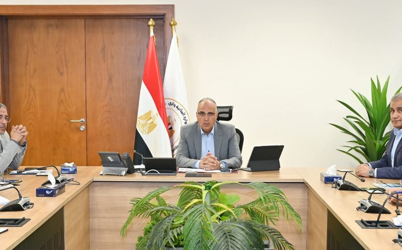 وزير الري يستعرض أحدث المعدات والتقنيات المستخدمة في مجال تطهير المجاري المائية