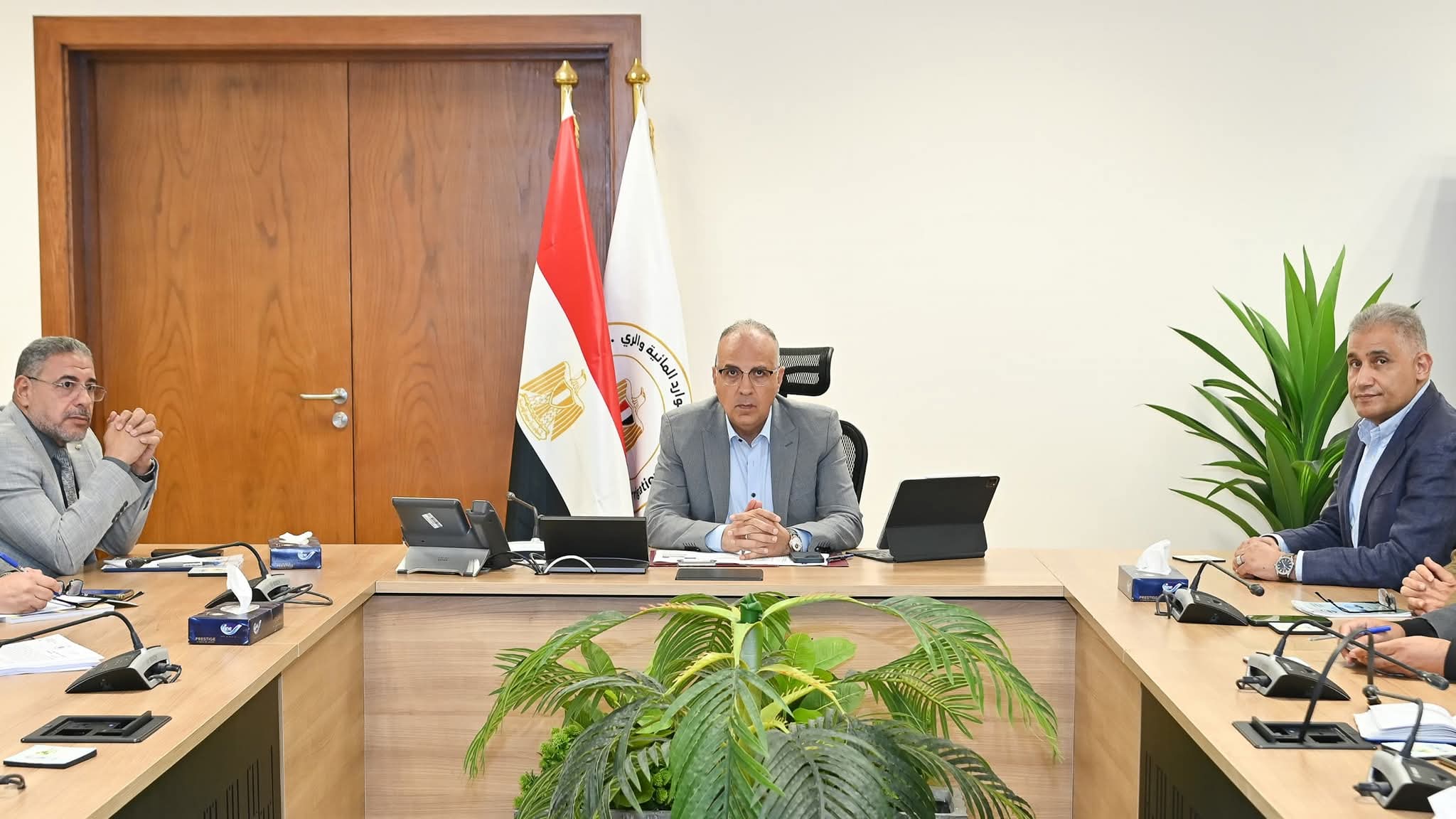 وزير الري يستعرض أحدث المعدات والتقنيات المستخدمة في مجال تطهير المجاري المائية
