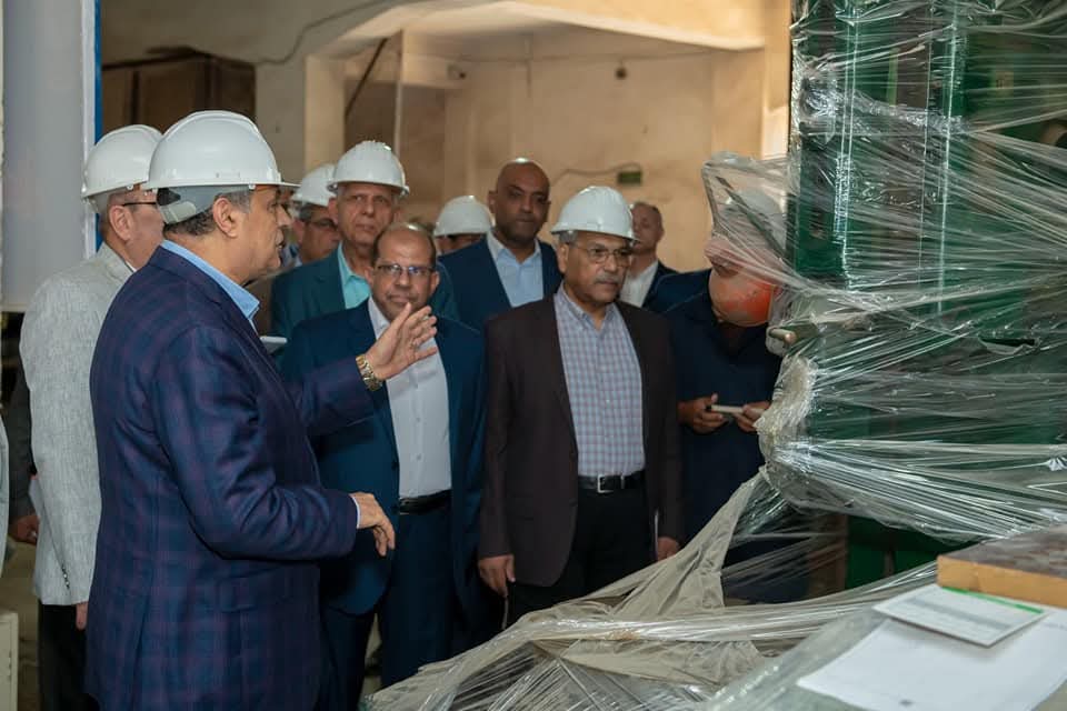 وزير الدولة للإنتاج الحربي يتفقد شركة أبي قير للصناعات الهندسية