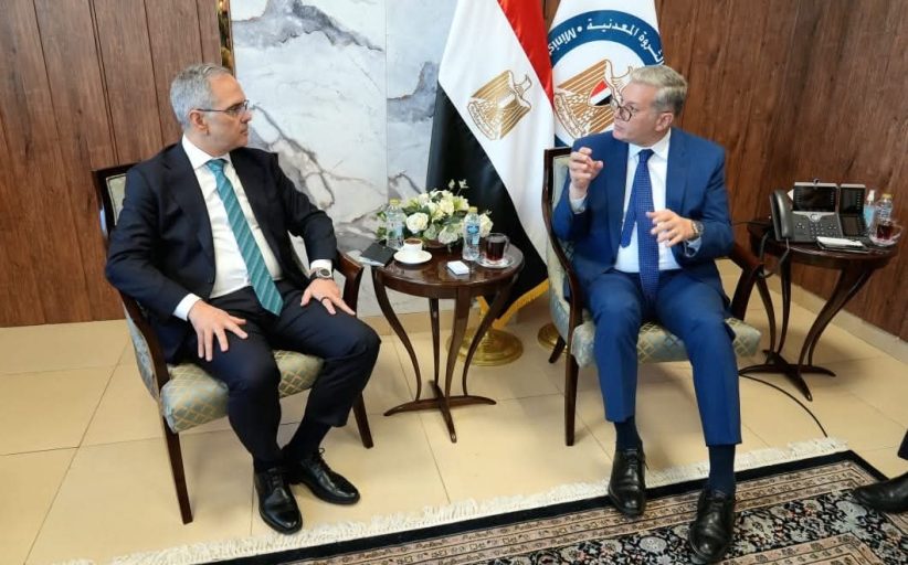 وزير البترول والثروة المعدنية يبحث مع 