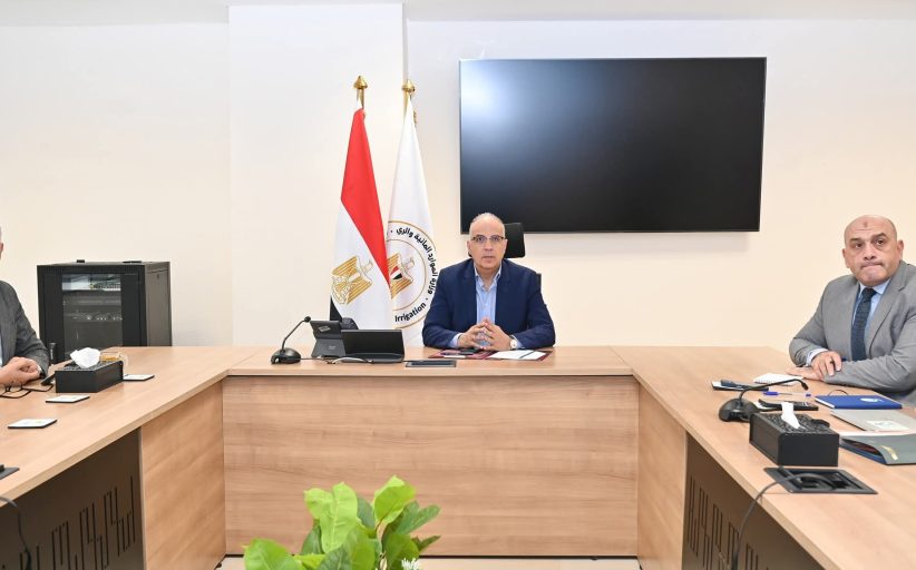 وزير الري يتابع موقف 