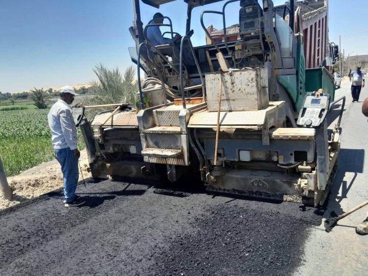 محافظ أسيوط يتابع رصف طريق ديروط دشلوط لتحسين البنية التحتية