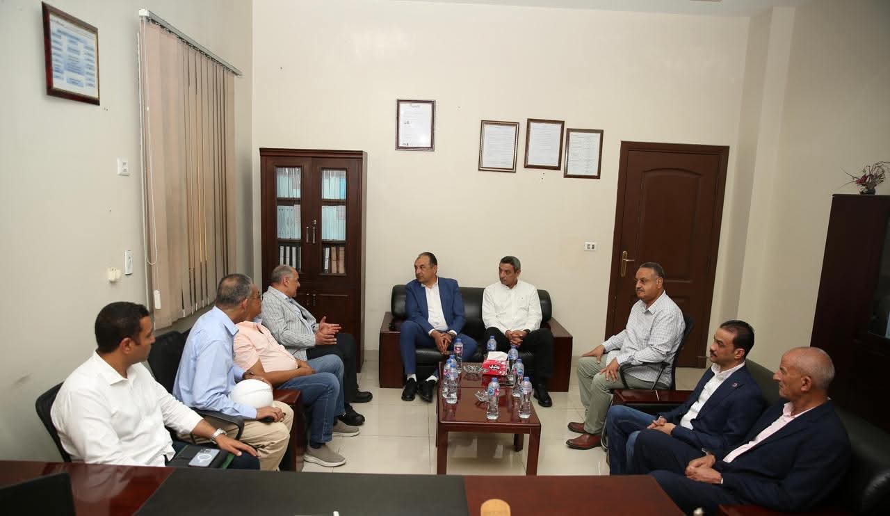 وزير قطاع الأعمال العام يلتقي محافظ السويس ونواب البرلمان