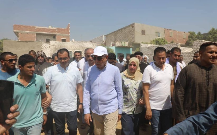محافظ المنيا يزور عزبة الرملة ويوجه بإنشاء مدرسة ويلبي نداء الأهالي