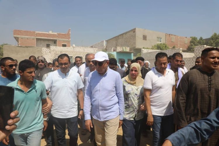 محافظ المنيا يزور عزبة الرملة ويوجه بإنشاء مدرسة ويلبي نداء الأهالي