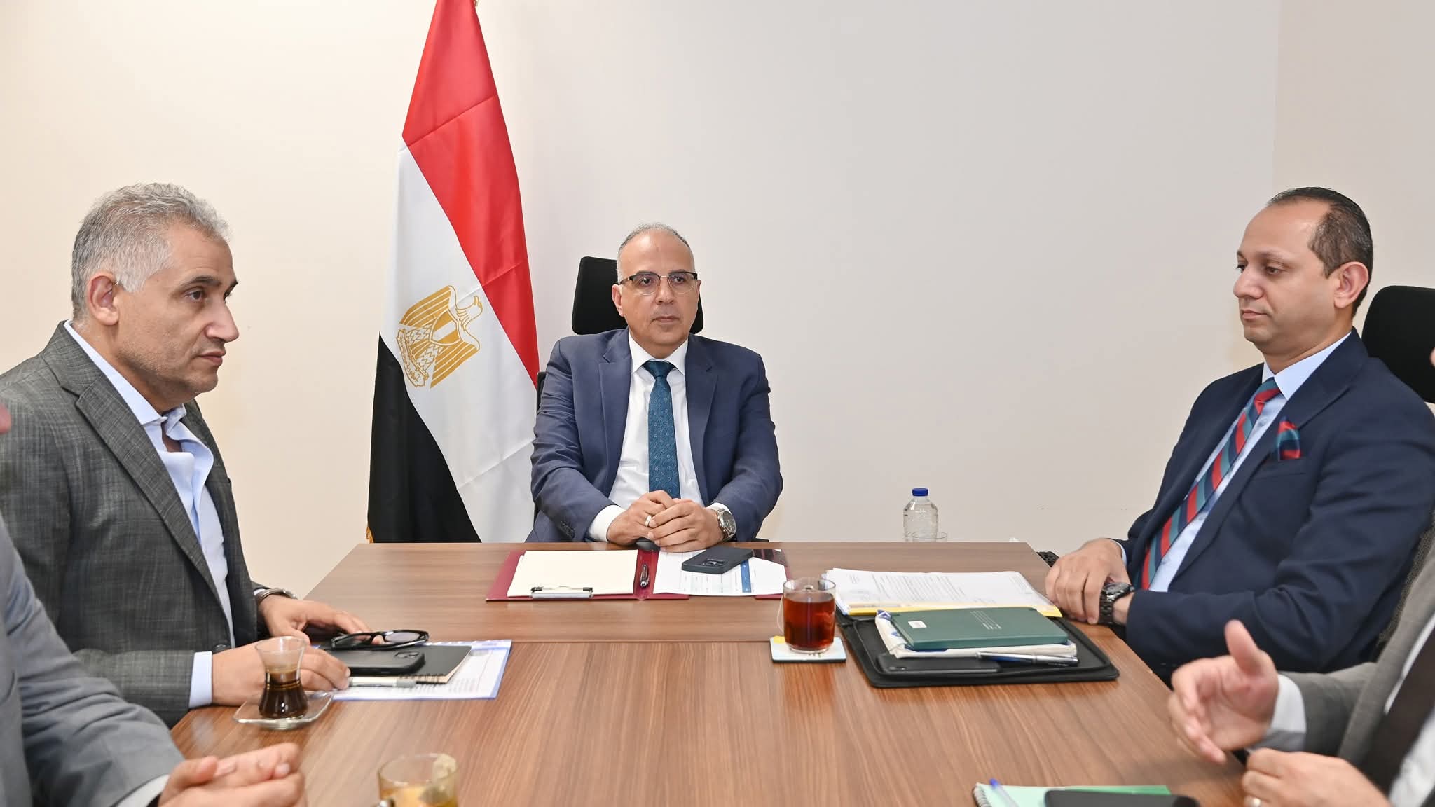 وزير الري يتابع أعمال إزالة الحشائش وورد النيل وإزالة التعديات