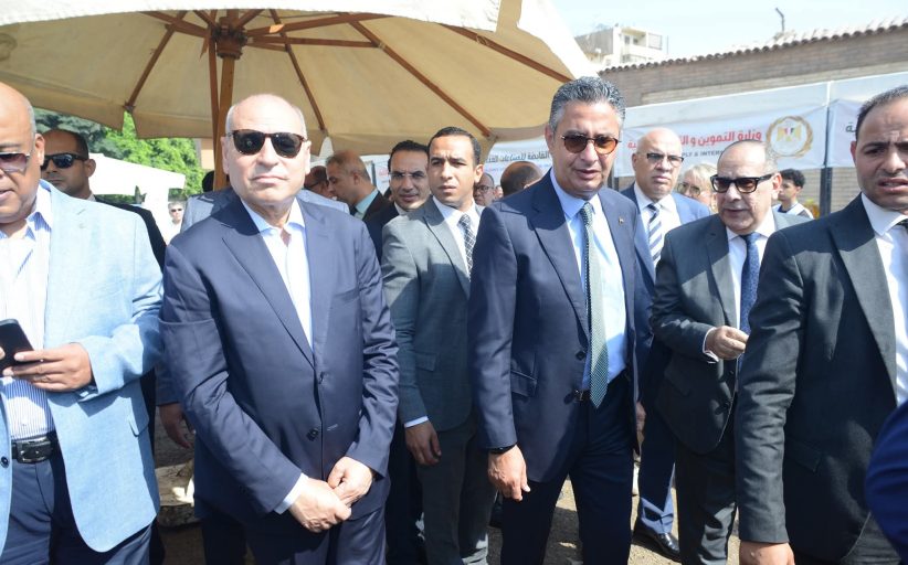 وزير التموين ومحافظ القاهرة يفتتحان سوق 