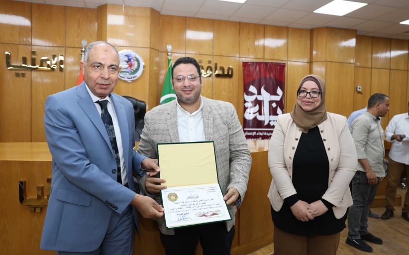 محافظ المنيا يكرّم أوائل خريجات التدريب المهني ويولي اهتمامًا كبيرًا بتمكين المرأة 