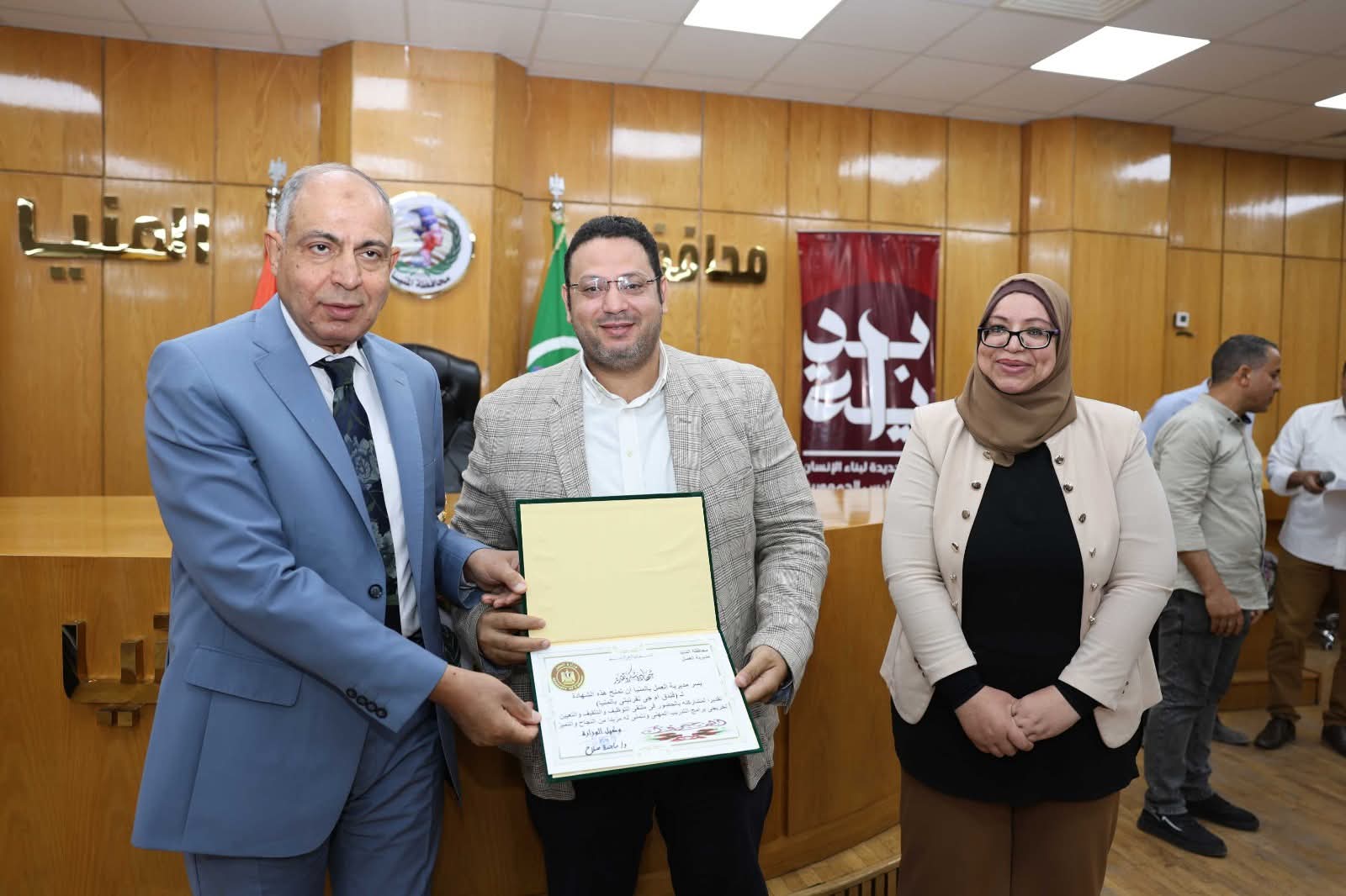 محافظ المنيا يكرّم أوائل خريجات التدريب المهني ويولي اهتمامًا كبيرًا بتمكين المرأة 