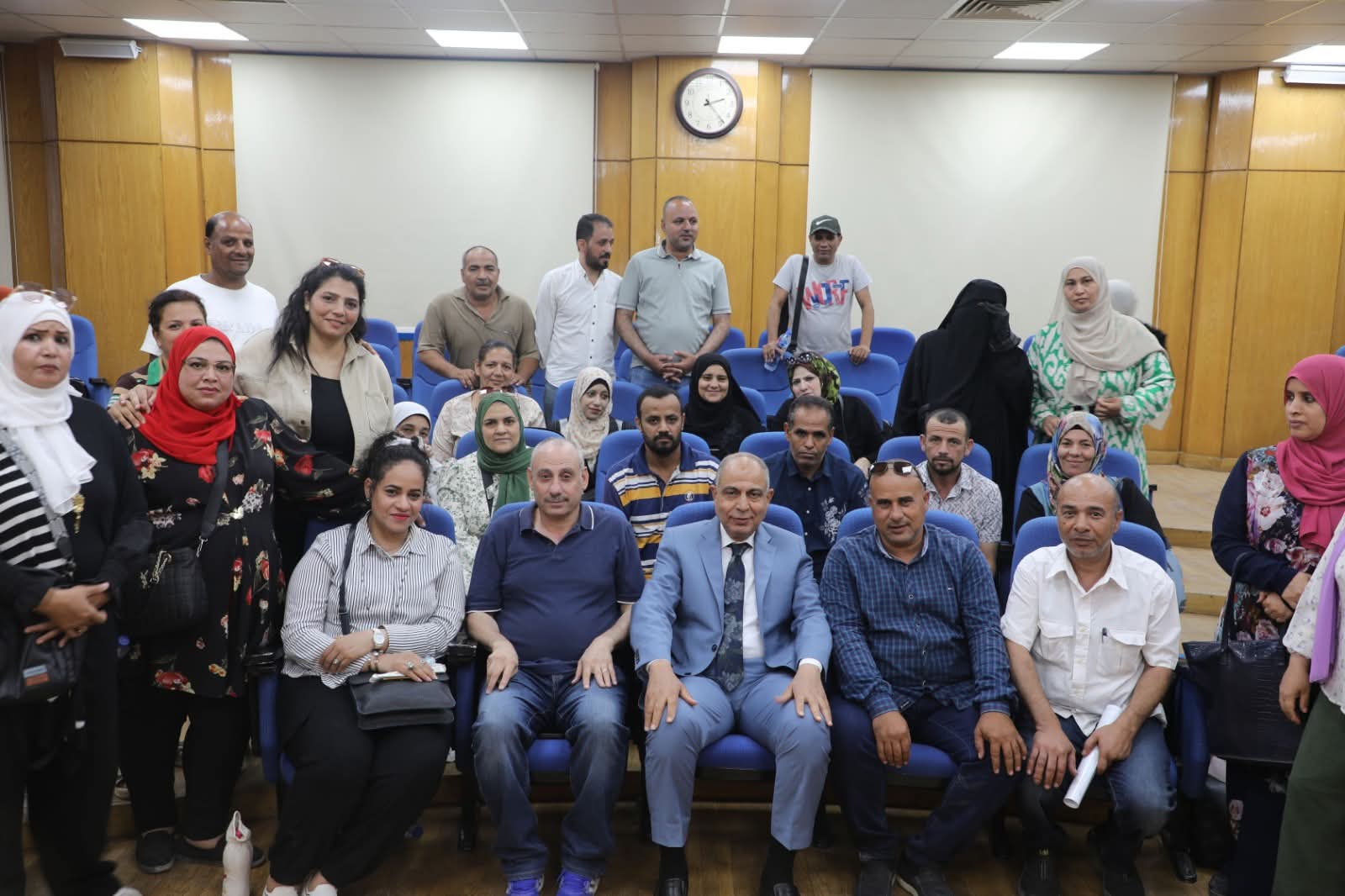 محافظ المنيا يناقش مطالب العاملين بالتربية والتعليم