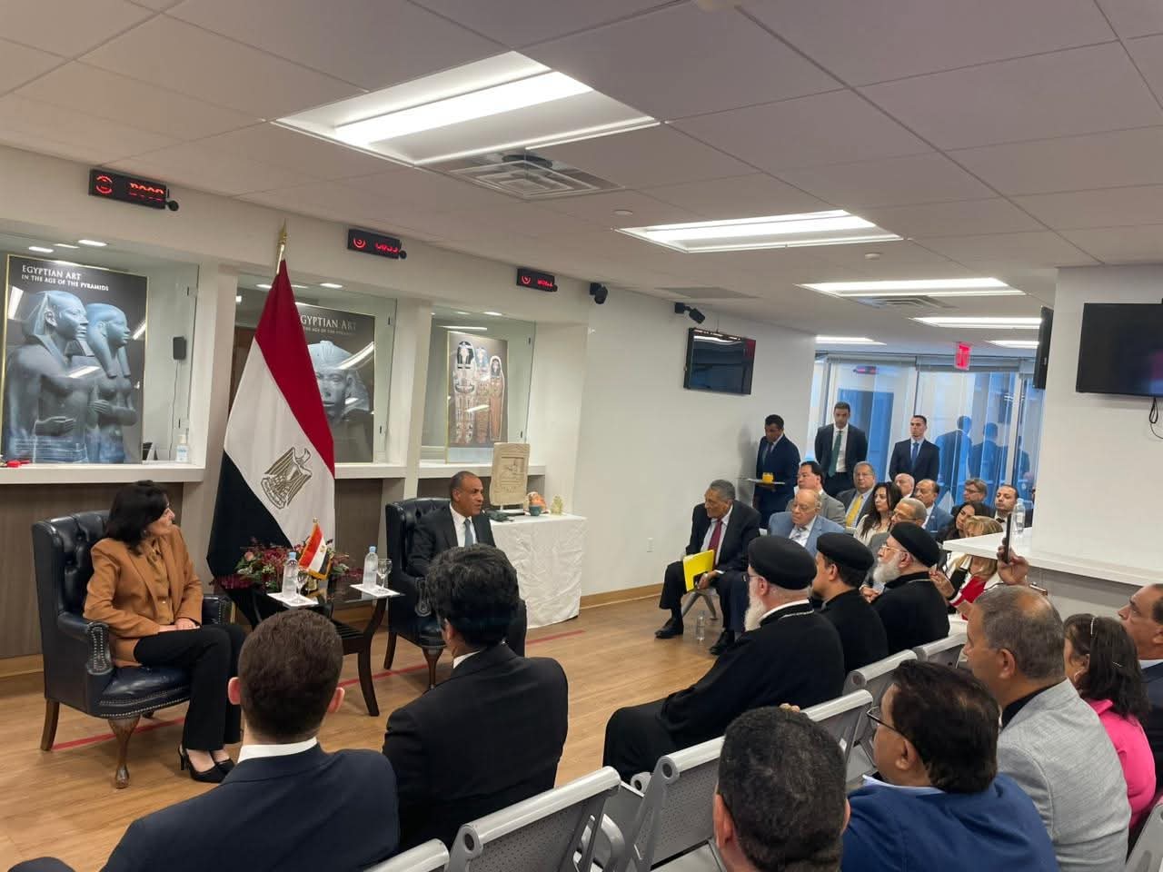 وزير الخارجية يستعرض جهود التحول الرقمي في الخدمات القنصلية