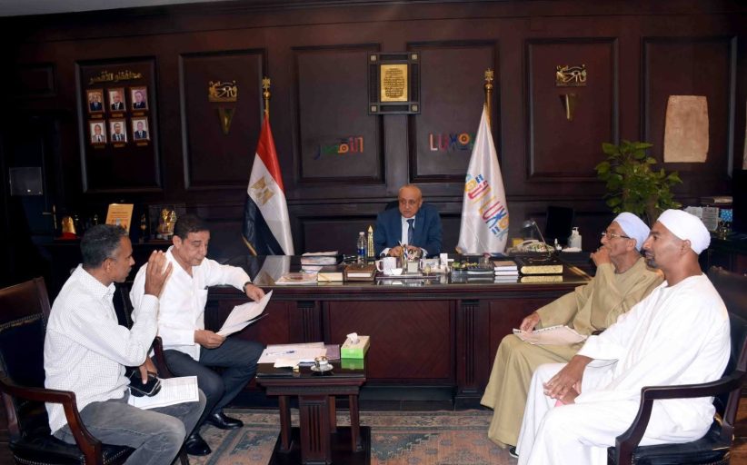 محاافظ الأقصر يستمع لمطالب أهالي نجوع عبادي والطينية بمنطقة الكرنك