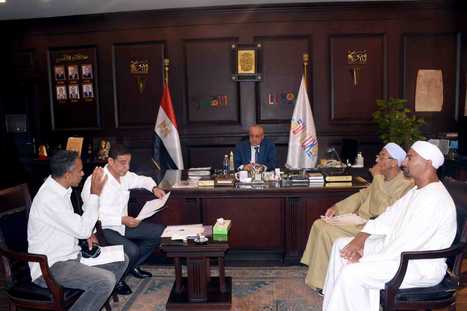 محاافظ الأقصر يستمع لمطالب أهالي نجوع عبادي والطينية بمنطقة الكرنك
