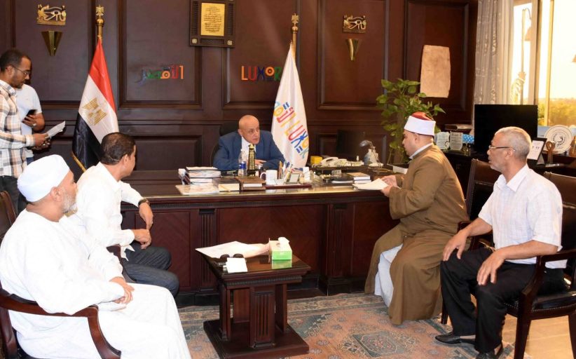 محافظ الأقصر يلتقي بوفد أهالي منطقة جزيرة العوامية