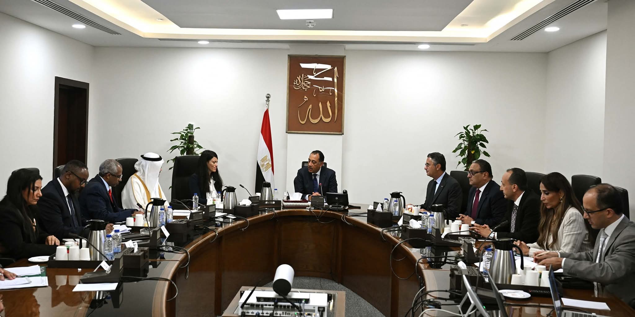 رئيس الوزراء يجتمع مع الرئيس التنفيذي للمؤسسة الدولية الإسلامية لتمويل التجارة