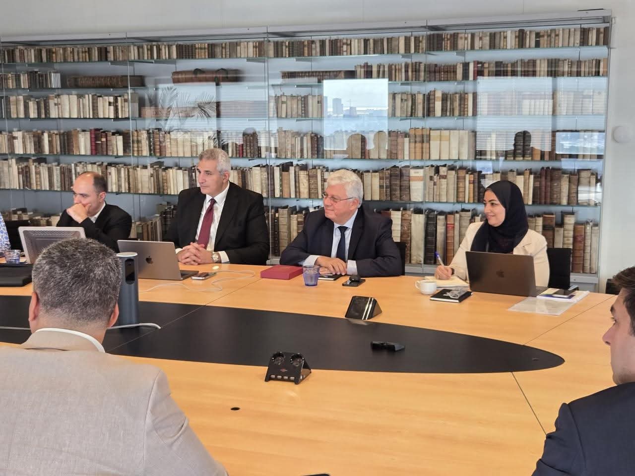 عاشور يؤكد أهمية الانفتاح المعرفي والتعاون الدولي