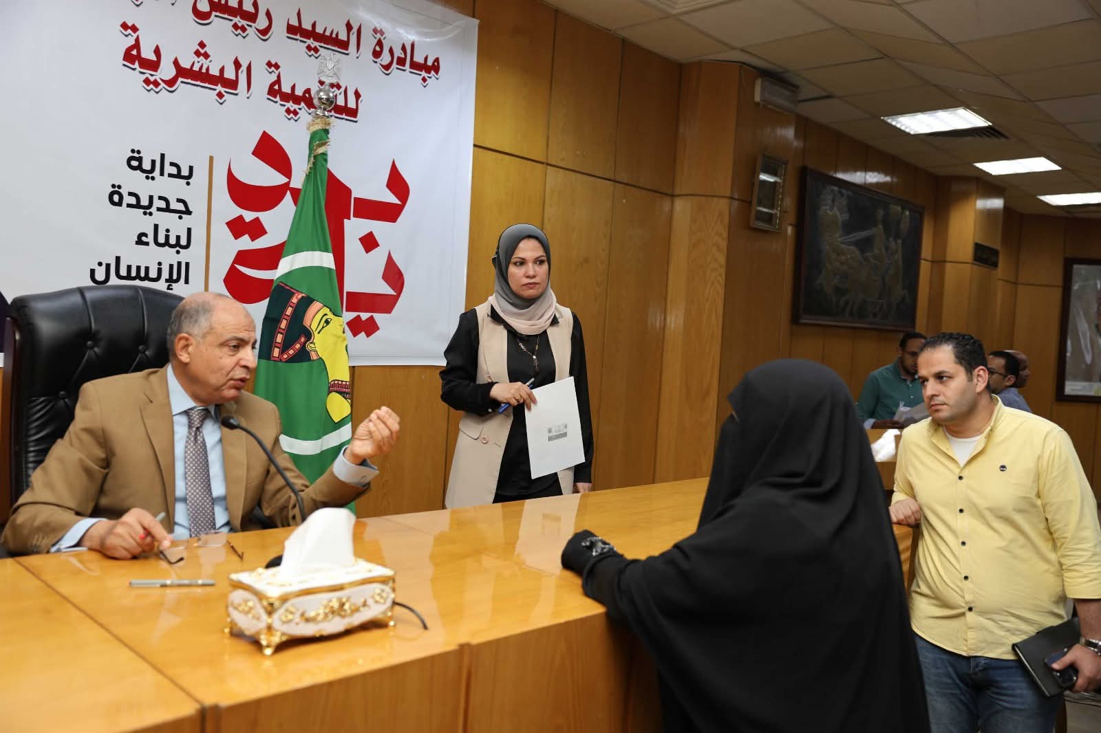محافظ المنيا يستجيب لحالات إنسانية ويوفر وحدات سكنية ومساعدات مالية للأسر الأكثر احتياجًا