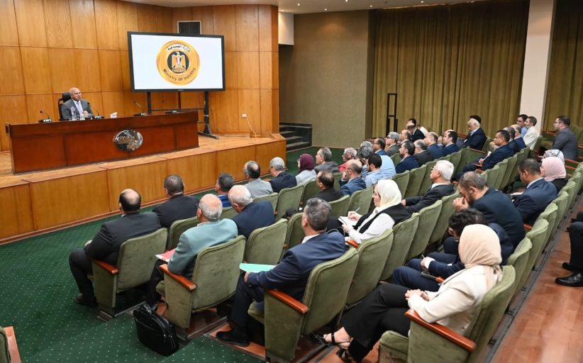 وزير الصناعة يوجه بضرورة العمل مع منتجي الأسمنت على سرعة تشغيل خطوط الإنتاج المتوقفة في خلال شهر 
