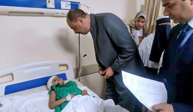 محافظ سوهاج في زيارة لمصابي حادث طريق 