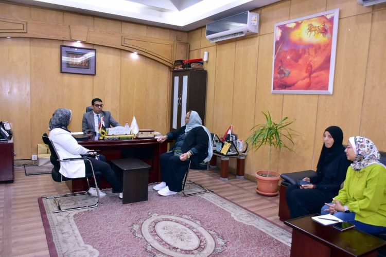 نائب محافظ الأقصر يناقش جهود خفض الزيادة السكانية بالتعاون
