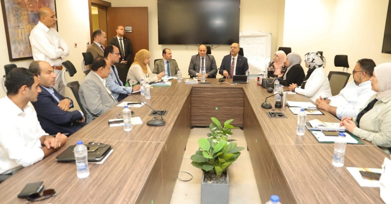 وزير العمل يوجه بتكثيف حملات التفتيش لضمان تطبيق 