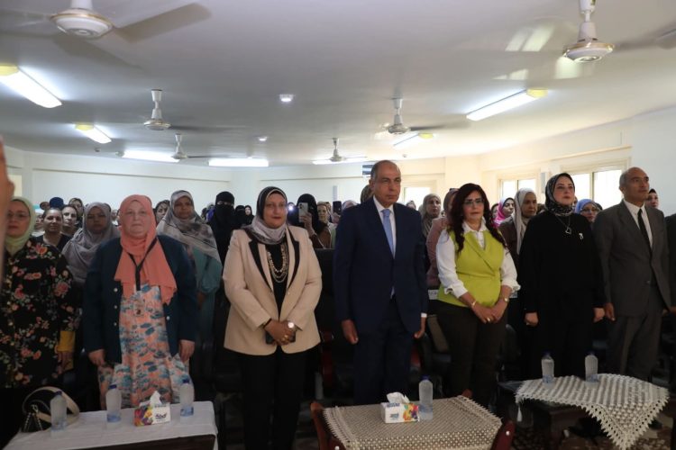 محافظ المنيا يتفقد قافلة طبية شاملة لدعم المرأة ضمن مبادرة 