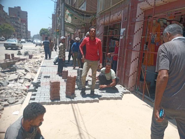 محافظة أسيوط تواصل تطوير شوارع أبوتيج بتركيب بلاط الإنترلوك وتحسين المرافق