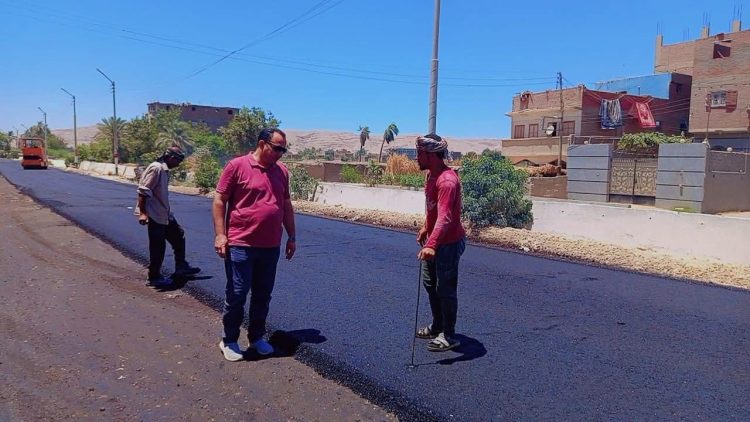 محافظ سوهاج يتابع مشروعات الرصف الجديدة لتحسين البنية التحتية