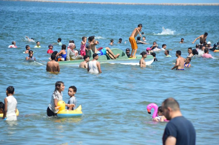 آلاف المصطافين يتوافدون على شاطئ بورفؤاد للاستمتاع بأجواء الصيف