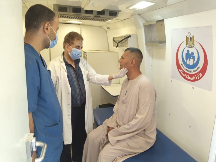 قوافل طبية مجانية بقرى المنيا تعالج آلاف المواطنين المحتاجين