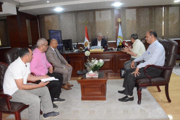 محافظ الغربية يبحث مع جهاز الخدمة الوطنية تسريع مشروعات المحلة الكبرى