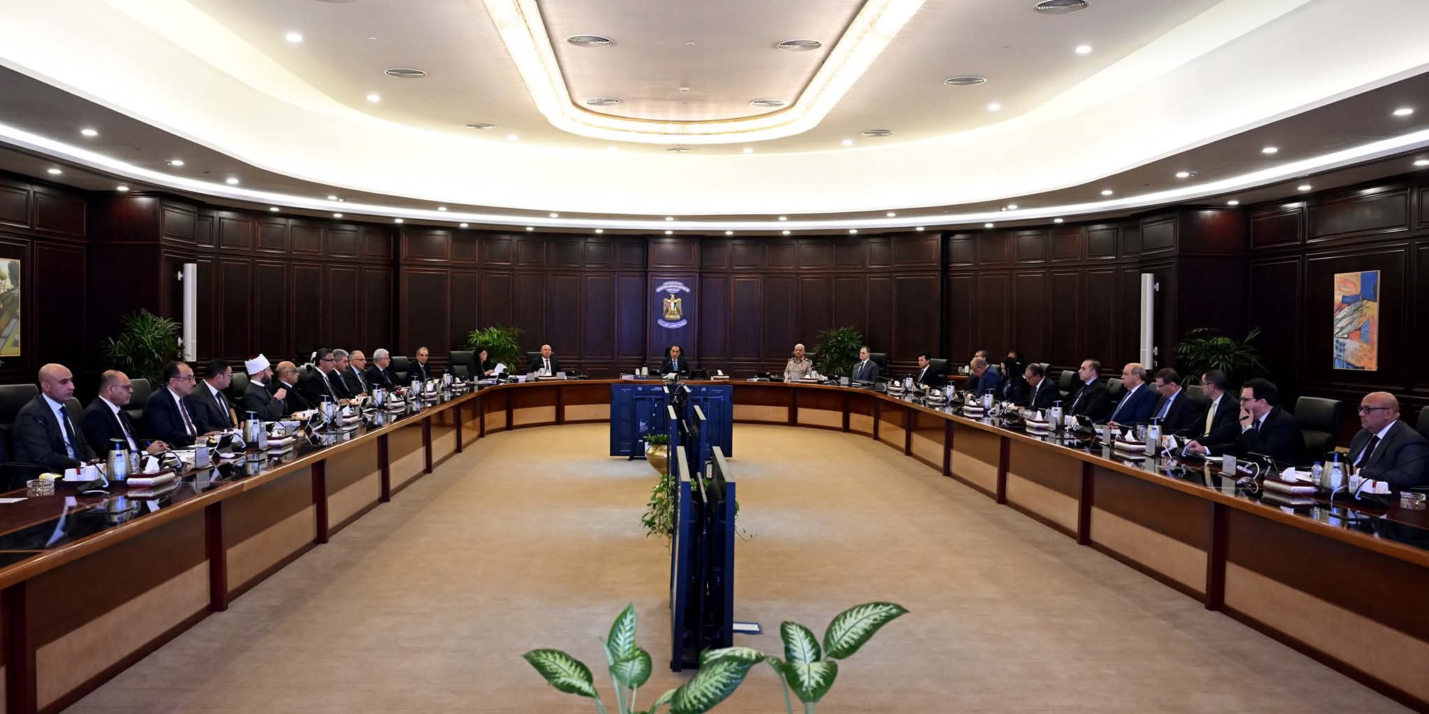الحكومة تمنح 3 رخص ذهبية لمشروعات صناعية وغذائية وطاقة متجددة