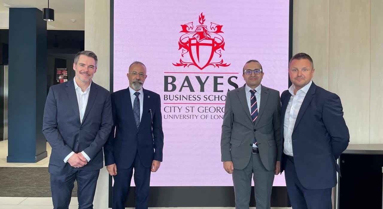 معهد الخدمات المالية يوقع مذكرة تفاهم مع كلية Bayes للأعمال بلندن