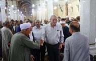 محافظ الغربية يتواصل مع المواطنين بعد صلاة الجمعة من مسجد البدوي