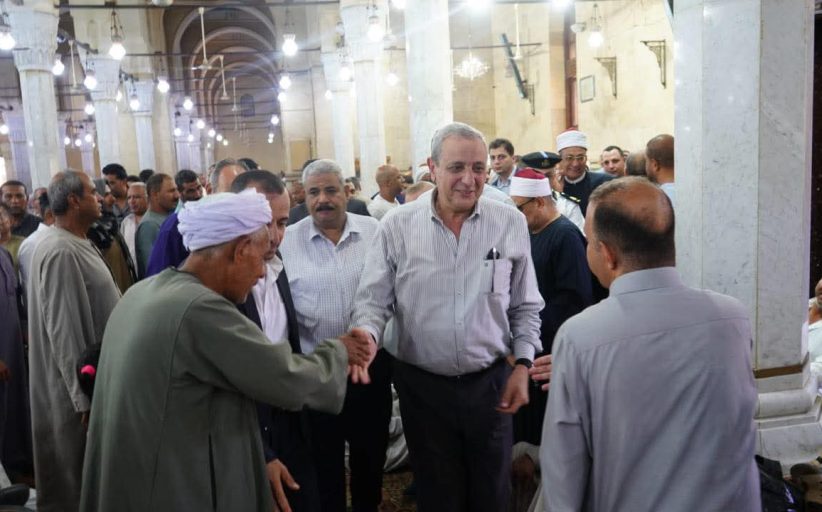 محافظ الغربية يتواصل مع المواطنين بعد صلاة الجمعة من مسجد البدوي