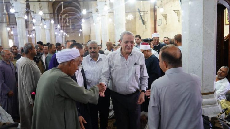 محافظ الغربية يتواصل مع المواطنين بعد صلاة الجمعة من مسجد البدوي