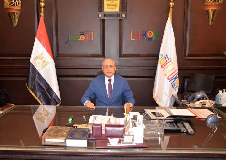 محافظ الأقصر يشارك في حفل توزيع مساعدات خيرية بمدرسة الزناقطة الإبتدائية