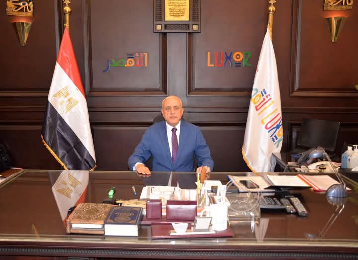 محافظ الأقصر يشارك في حفل توزيع مساعدات خيرية بمدرسة الزناقطة الإبتدائية