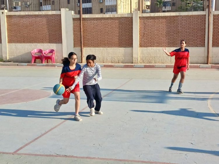 الجيزة تدعم الفتيات رياضيًا بتدريب أسبوعي لكرة السلة