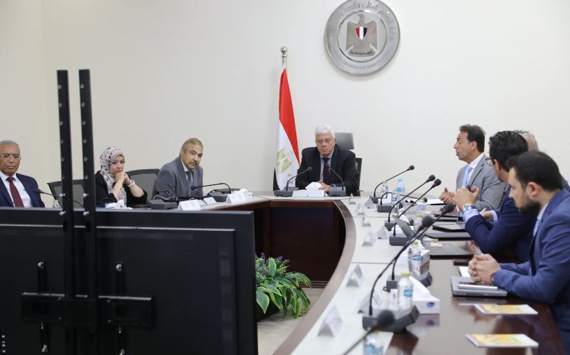 وزير التعليم العالي يعقد اجتماعًا مع ممثلي مؤسسة كلاريفيت لتعزيز التعاون المشترك