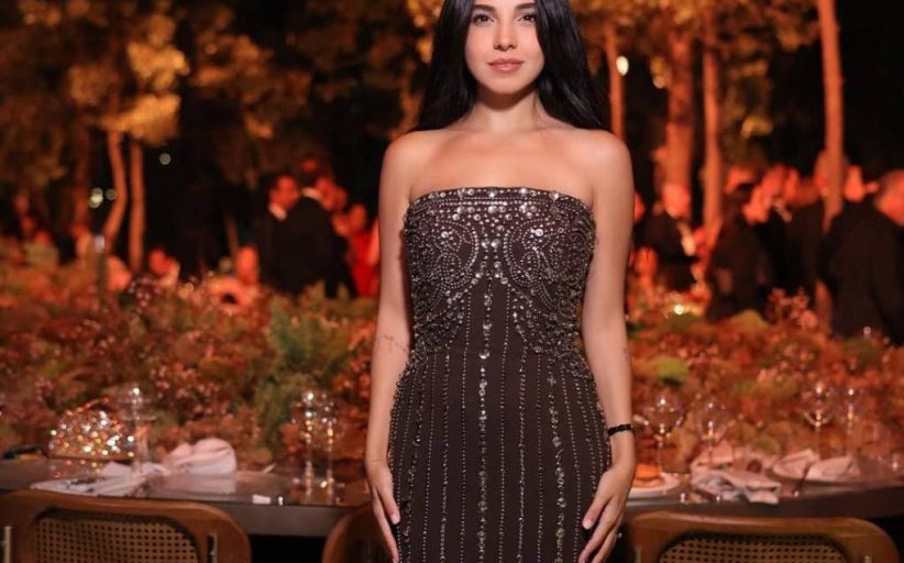 سلمى أبو ضيف تتألق بفستان أسود يخطف الأنظار