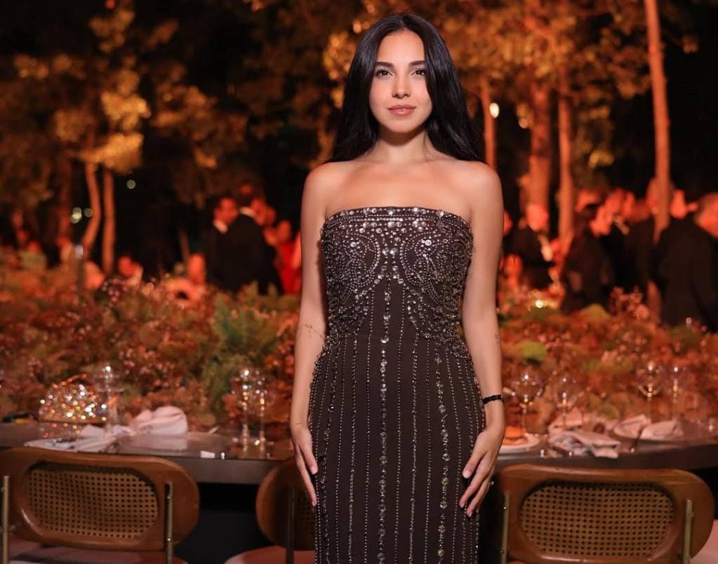 سلمى أبو ضيف تتألق بفستان أسود يخطف الأنظار