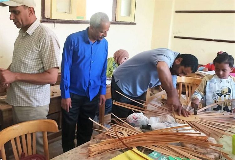 مديرية التعليم بالوادي الجديد تنفذ ورشًا فنية صيفية باستخدام خامات البيئة