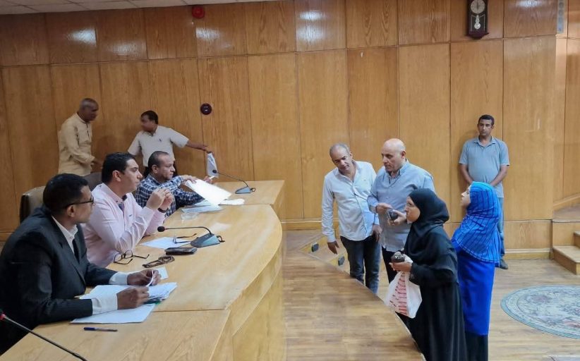 خلال لقاء مفتوح.. نائب محافظ الأقصر يستمع لمطالب المواطنين