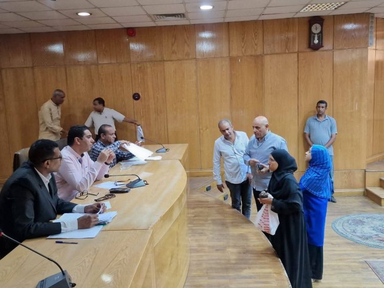خلال لقاء مفتوح.. نائب محافظ الأقصر يستمع لمطالب المواطنين