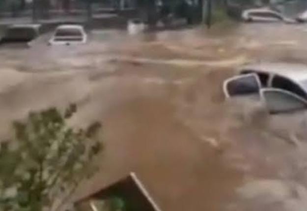 العاصمة الإثيوبية أديس أبابا تغرق في مياه الفيضانات