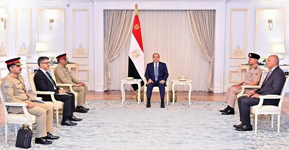 مصر وباكستان الإسلامية يبحثان سبل تعزيز التعاون في المجالات العسكرية والأمنية